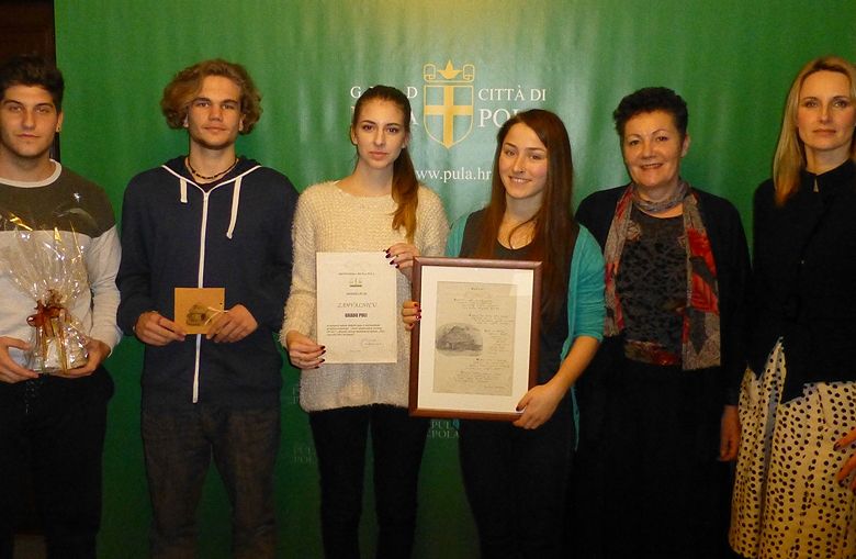 Nagrađeni učenici s mentoricom Slavicom Lončarić