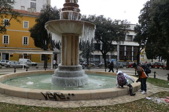 Rijetki prizori: Od hladnoće zaleđena fontana na Danteovom trgu u Puli