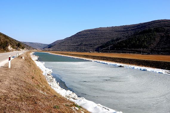 Zaleđen Raški kanal: U naletima bure stradao krov kuće u Most Raši