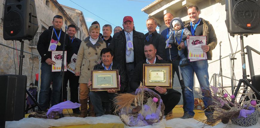 Svi zlatnom medaljom nagrađeni vinari na čelu s Giancarlom Ziganteom i Klaudiom Tomazom te Ivanom Mijandrušićem i Sanjom Radeka