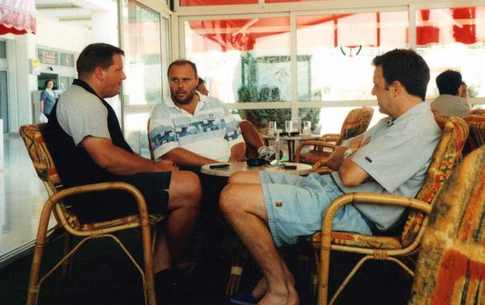 Pok. Đani Bažon, pok. Klaudio Beaković i Ivan Herak snimljeni 2001. godine u Poreču. 