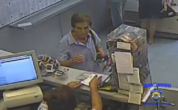 Ženu se sumnjiči da je 2. kolovoza oko 12.40 sati, u poslovnici lutrije na pulskim Giardinima ukrala novčanik
