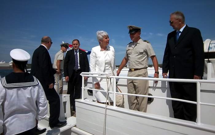 Predsjednica Vlade je brodom obišla lokacije budućeg turističkog kompleksa - otok Sv. Katarinu i Monumente, Muzil, Pinetu i Hidrobazu. 