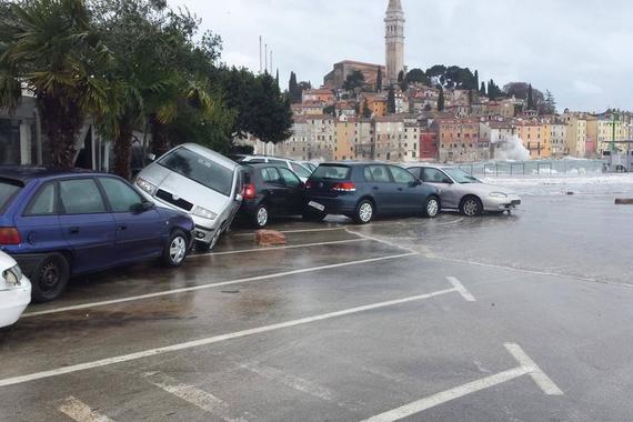 Rovinj na udaru visoke plime i olujnog zapadnjaka