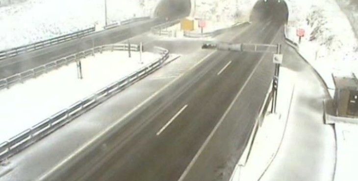 Snijeg na autocesti Rijeka - Zagreb kod Tunela Vršek (foto: HAK/IstraMet)