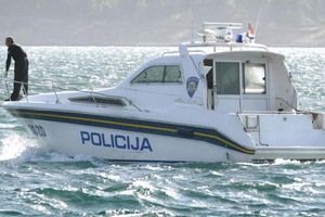 Pulska pomorska policija spasila sedamnaest osoba iz mora