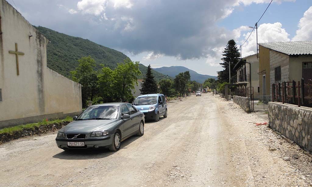 Glavna ulica u Lupoglavu istodobno je i državna cesta