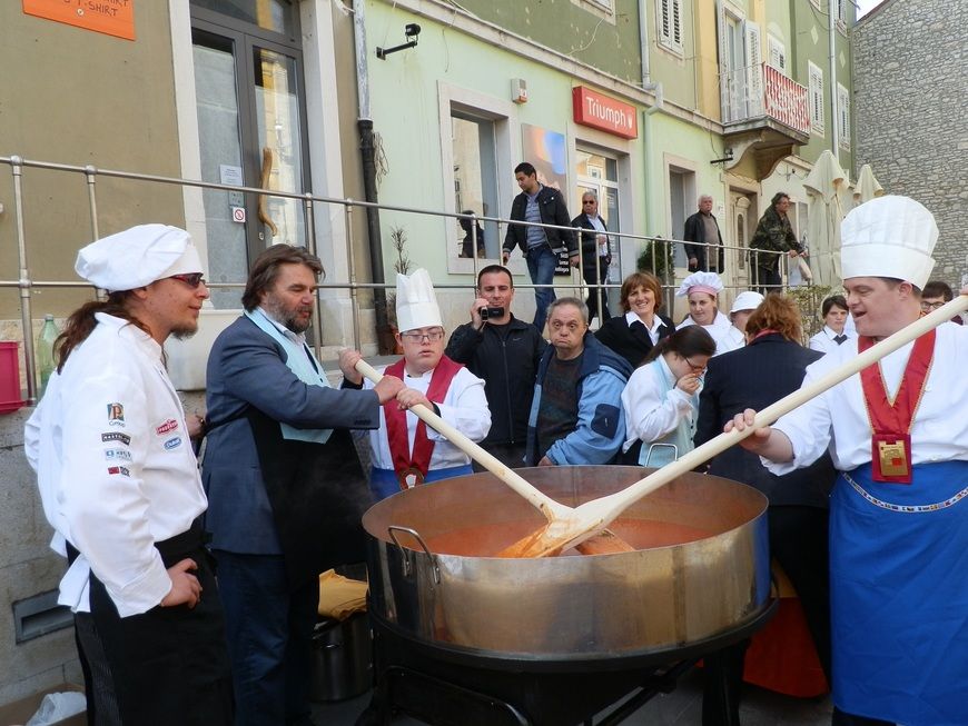 Župan Ivan Jakovčić kuhao je paštu sa štićenicima Down sindrom centra