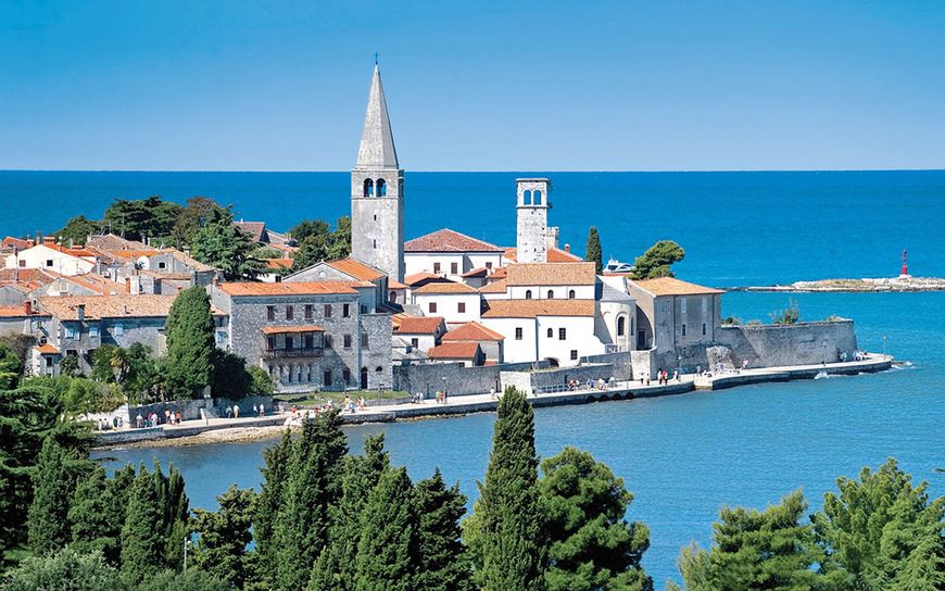 Najviše se nekretnina prodaje u Istri, piše Die Presse: Na fotografiji pogled na Poreč
