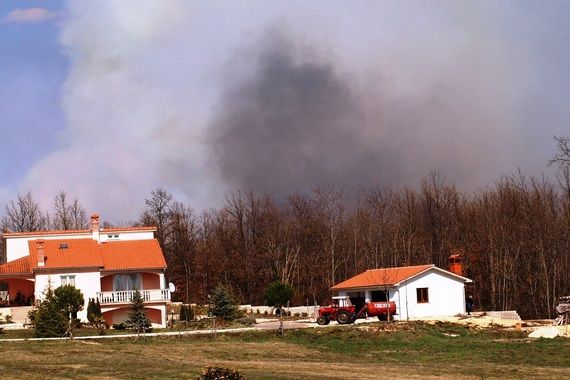 U požaru kod Lindarskog Katuna vatra se opasno približila kućama