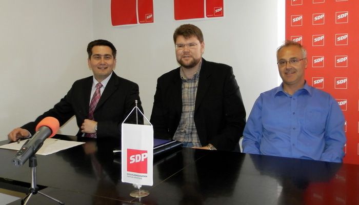 Peđa Grbin (u sredini) s labinskim SDP-ovcima Danielom Mohorovićem i Valdijem Gobo 