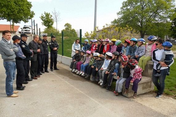 Pazinska policija i Autoklub Pazin djecu u Gračišću učili kako sigurno upravljati biciklom