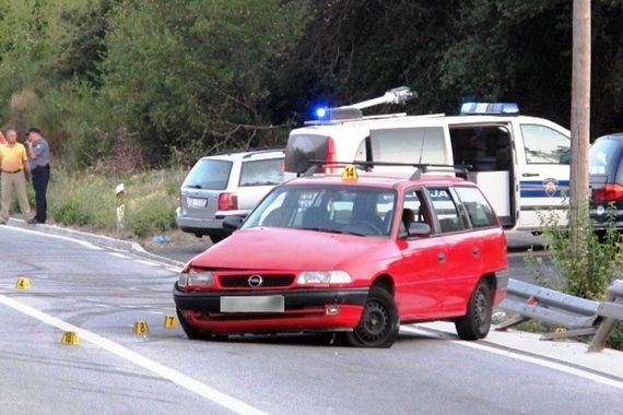 Astrom sletjela s ceste, pokosila znak i udarila u stablo