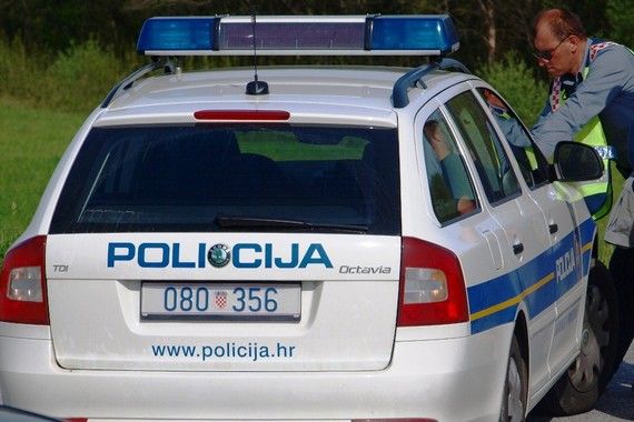 Bez vozačke bježao policiji pa završio u zatvoru