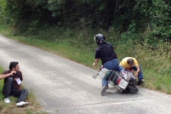 Utrka vespista u Buzetu: Vozač pokosio fotografa na stazi (video)