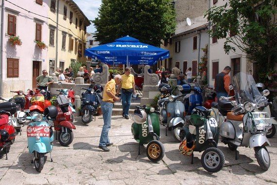 U Buzetu održan 2. susret vozačica, vozača i ljubitelja Vespi