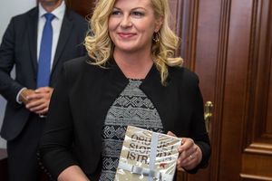Grabar Kitarović u Pazinu odlikovala partizana Drndića