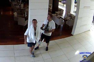 Policija traži dvojac sa slike zbog krađe po hotelskim sobama