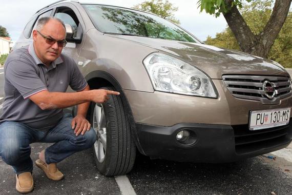 Taj auto sam jedva dotaknuo, on je već od ranije bio razbijen