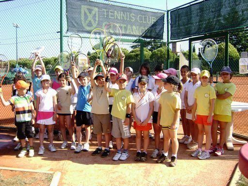 Na turniru je sudjelovalo oko 60 mladih tenisačica i tenisača