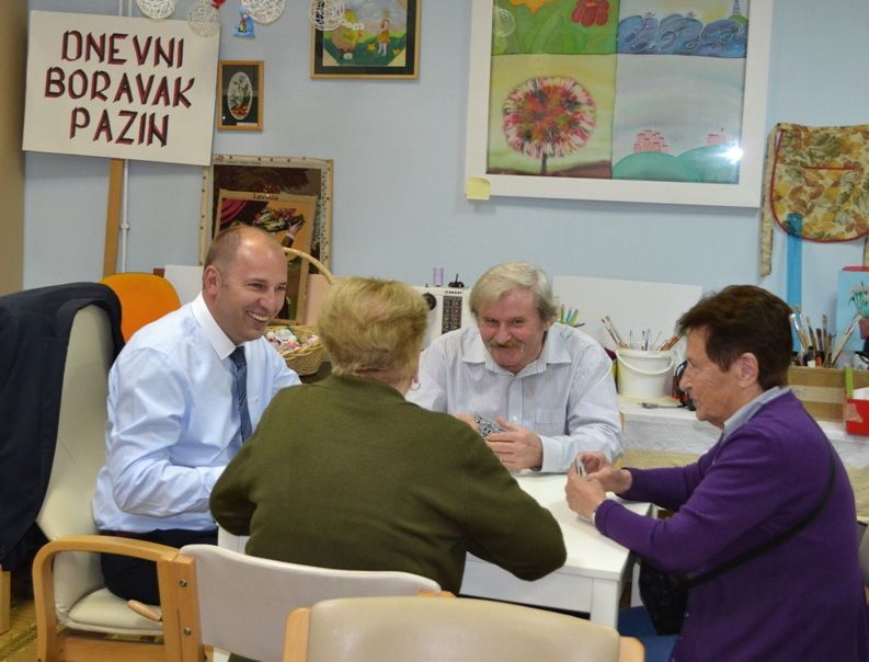  Renato Krulčić s korisnicima Dnevnog boravka za starije osobe Pazin