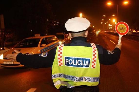 Bježao policiji, a onda krenuo autom na policajca