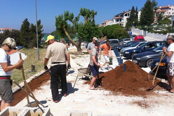 Mještani Pješčane Uvale u akciji uređenja obale: Posađeno gotovo 200 sadnica mediteranskog bilja