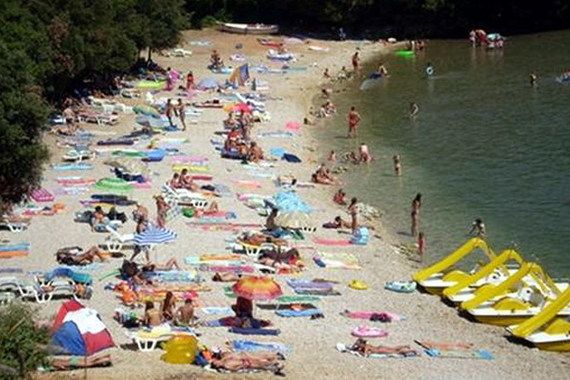 Plaža u Dugoj uvali bez wc-a, pitke vode i osnovnih higijenskih uvjeta