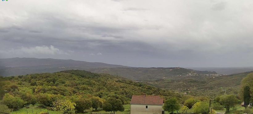 Oblačno nebo i kiša nad Istrom (foto: Istramet)