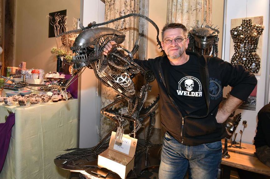 Marcel Mikulčić i njegov Alien od otpadnog metala (foto: 24sata)