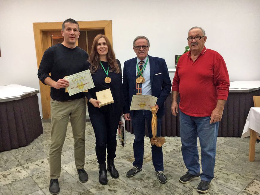 Željko Grgorinić (treći slijeva) s Aurorom Volarević i članovima njena OPG-a iz Mali Turini kraj Labina, čije je ulje također nagrađeno zlatom 