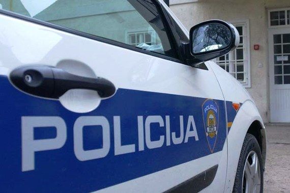 Drogiran, na neregistriranom motoru i bez dozvole pokušao pobjeći policajcu