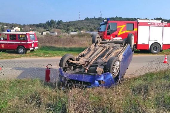 U prevrtanju vozila kraj Rovinja ozlijeđena jedna osoba