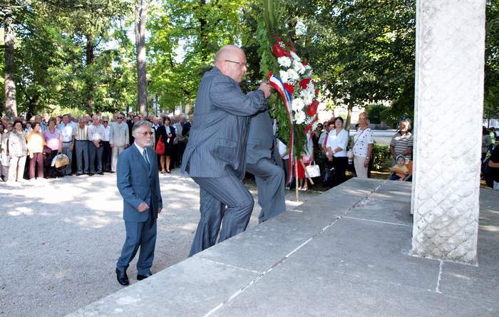 Svečanost obilježavanja Dana Istarske županije započela je polaganjem vijenca na središnjem spomeniku u Parku narodnog ustanka.