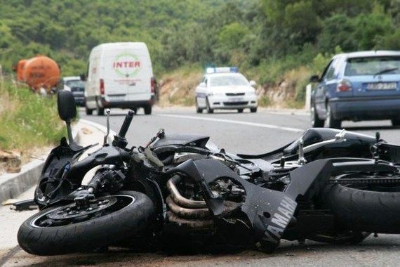 Fažanac motorom udario u Peugeot pa u ogradu - vozač teško ozlijeđen