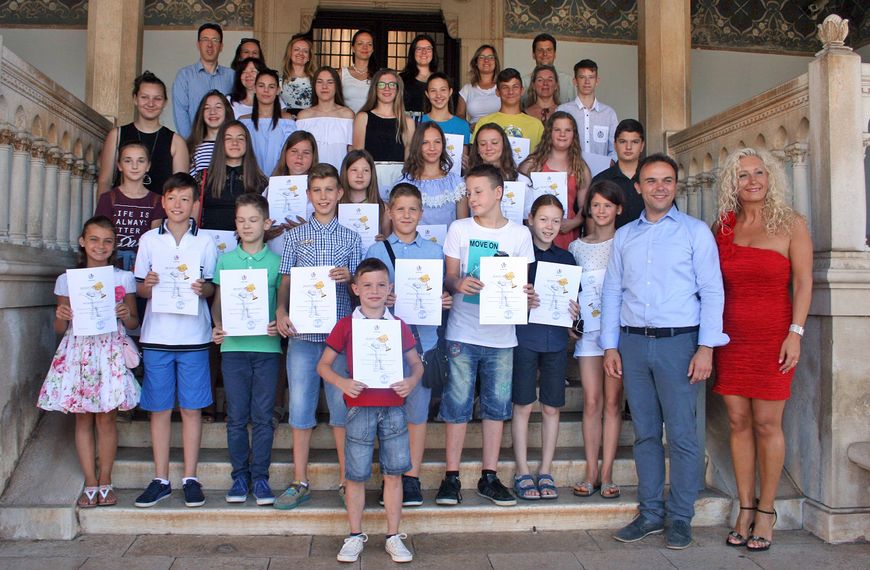 Djelatnici i nagrađeni učenici Umjetničke škole Poreč s gradonačelnikom
