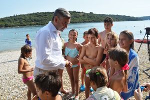 Gradonačelnik Pule posjetio dječji sportski kamp na Fratarskom otoku