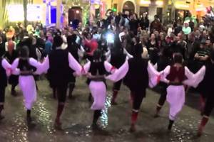 Srbi i Hrvati plesali Užičko kolo u centru Rovinja