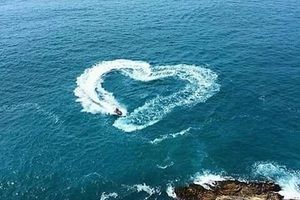 Jet-skijem kraj Poreča iscrtao srce na vodi!