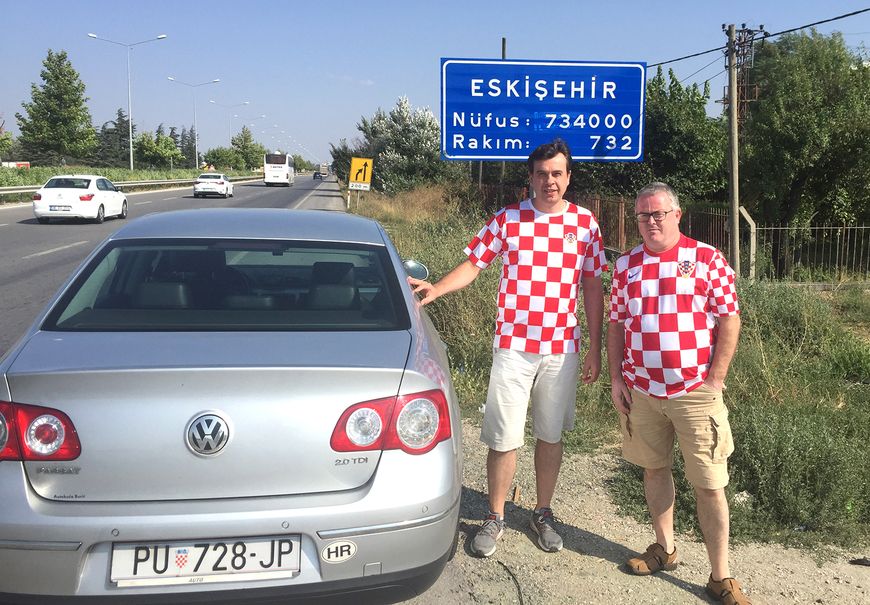 Dr. Davor Rimac i Nenad Čakić na ulazu u Eskišehir nakon 1.950 prijeđenih kilometara