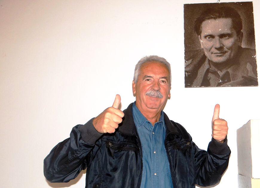 Sarajevski novinar Pavle Pavlović ispod Titove slike u prostorijama SAB-a Pule i Istre u Ulici Ozad Arene (foto: Damir Strugar)