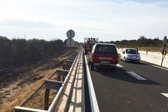 Na cesti za Rovinj izgorio BMW