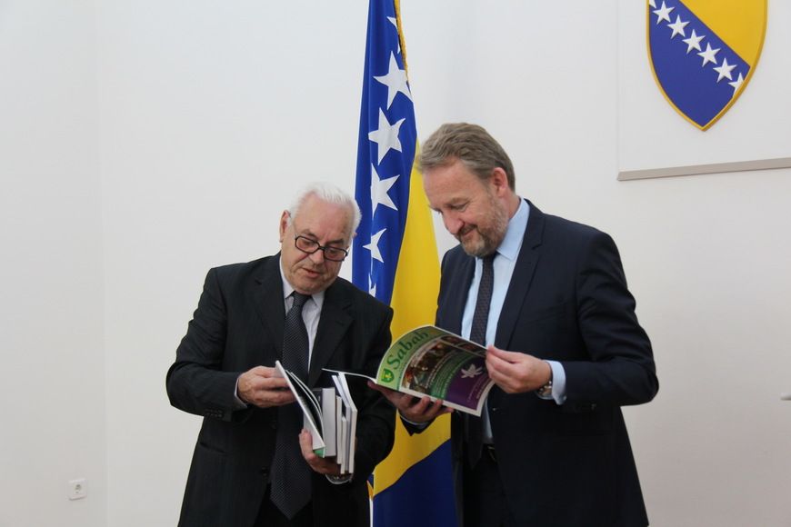 Predsjednik Sabora bošnjačkih asocijacija Hrvatske Mehmed Džekić uručio je Izetbegoviću nekoliko primjeraka knjiga i lista SABAH