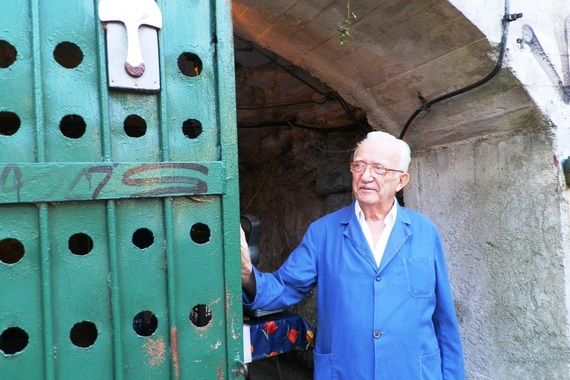 Stevo Vukmirović (82) u bunkeru na Bulevaru uzgaja šampinjone preko 20 godina