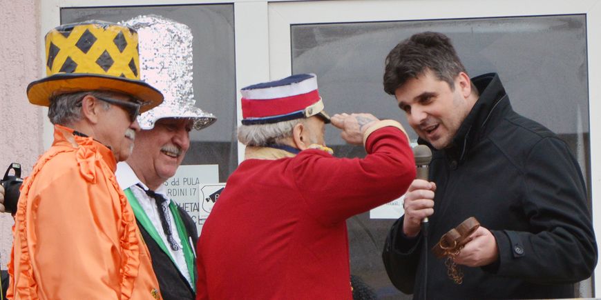 Keko salutira dok mu Valter Glavičić predaje ključeve