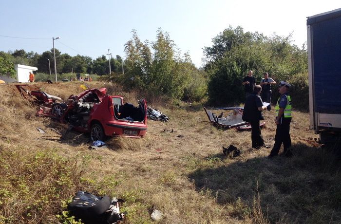 Nakon snažnog udara oba vozila odbačena su izvan ceste