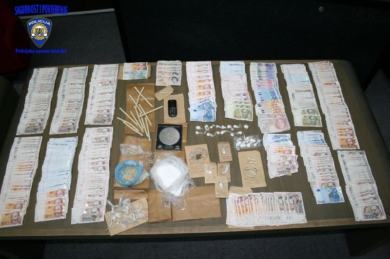 Pronađena droga i novac (Foto: PU istarska)
