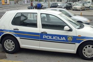 Probušio gumu na policijskom autu u Umagu