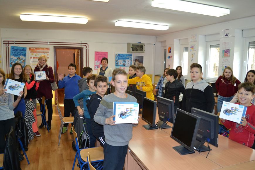 Učenici OŠ "Ivo Lola Ribar" s novom opremom