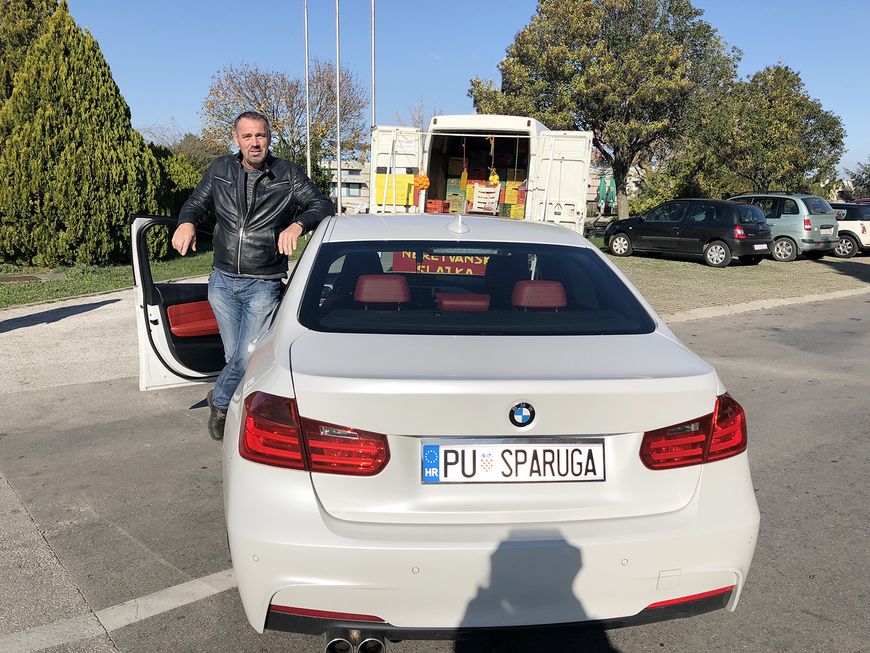 Fikret Zenković pored svog BMW-a